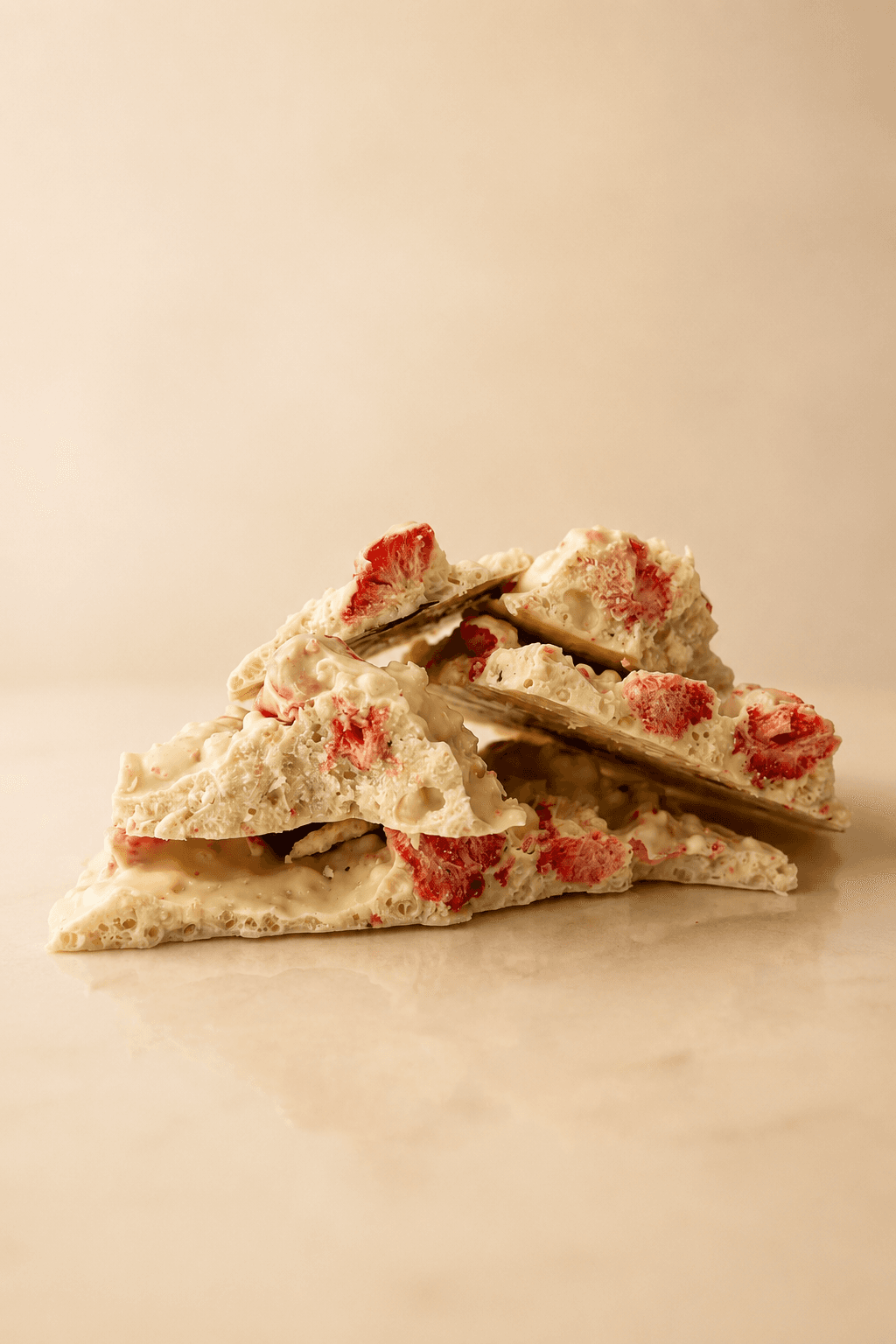 Lascas de chocolate branco com morango liofilizado da Saito Chocolatier
