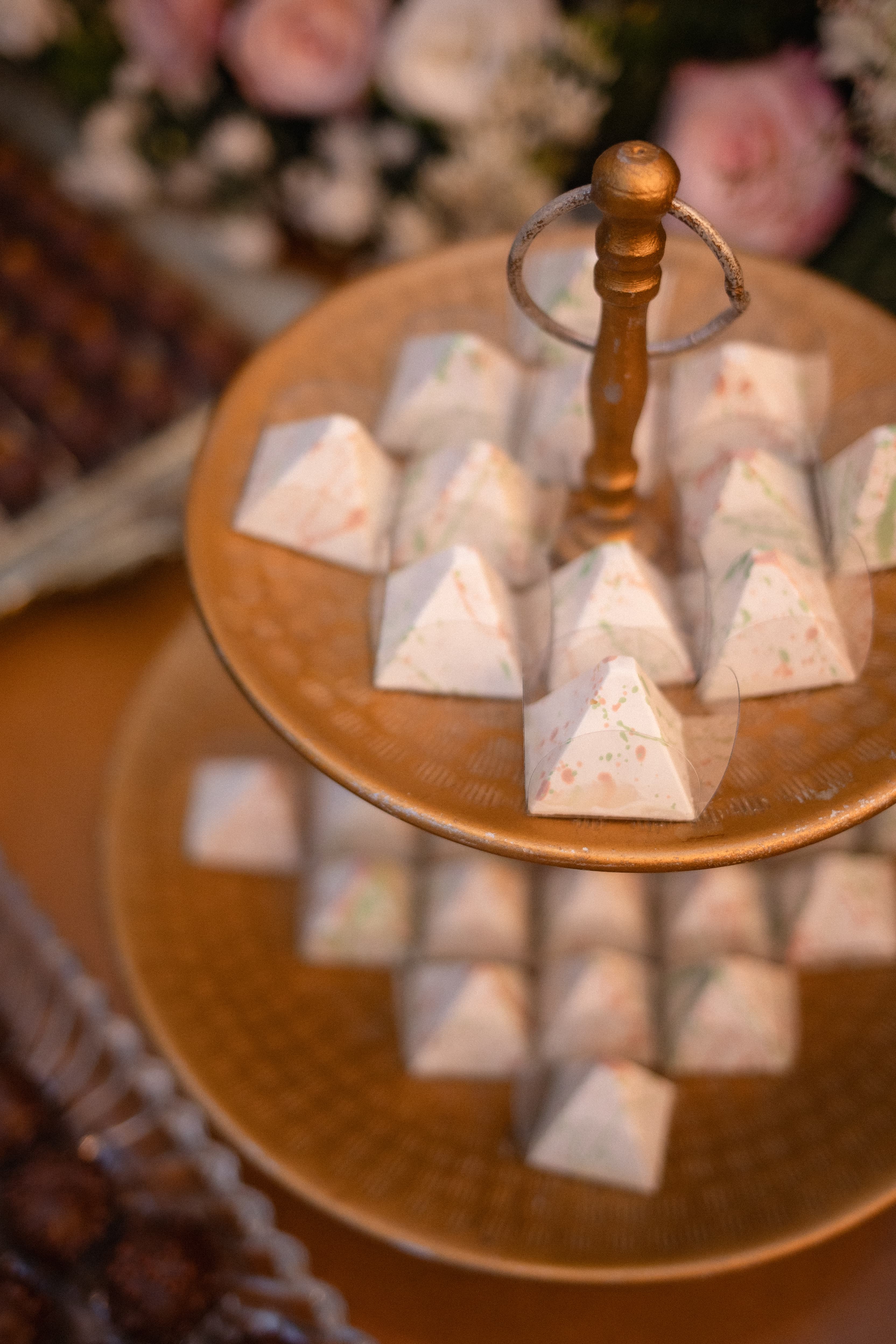 Stand dourado com bombons Saito Chocolatier em evento
